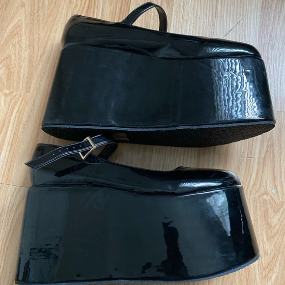 Dolls Kill heel (high pump) 
Worn once for a photoshoot - Picture 4 of 7